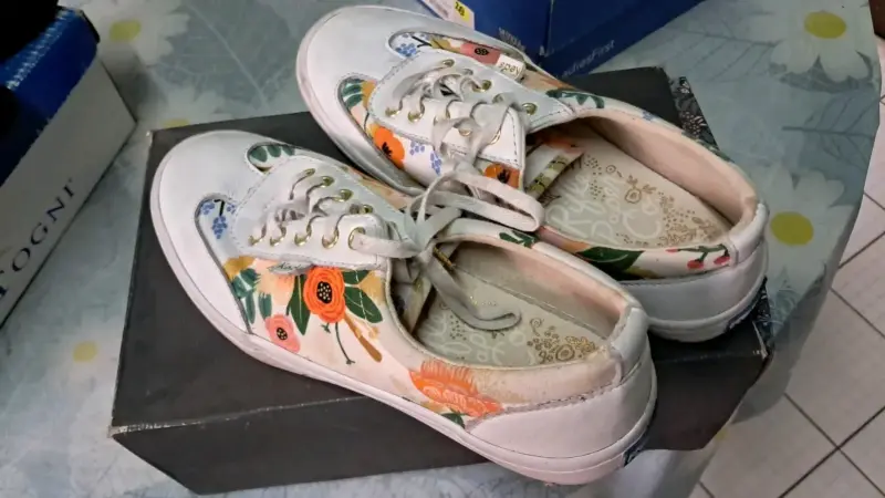 Zapatillas blancas con diseño floral