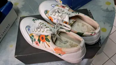Zapatillas blancas con diseño floral - miniatura 1