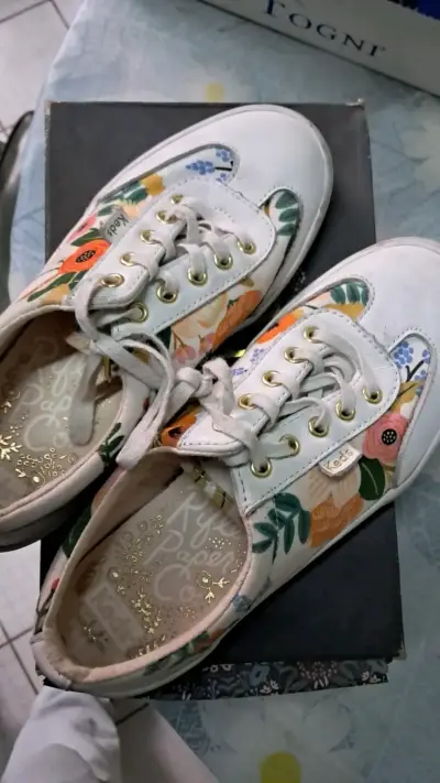 Zapatillas blancas con diseño floral - miniatura 2