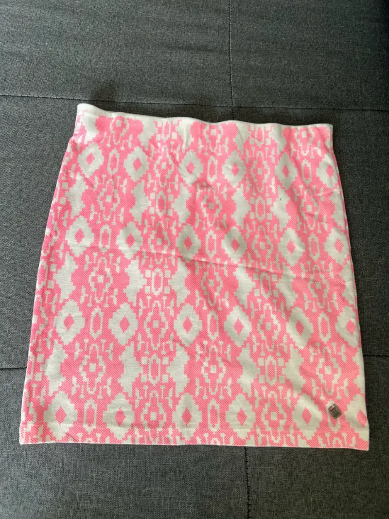 Falda corta estampada rosa y blanca