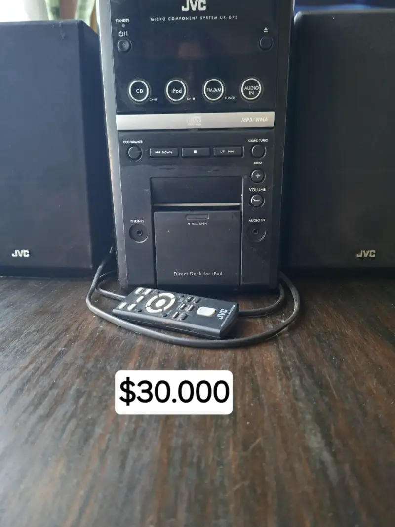 Sistema de sonido JVC con parlantes y control remoto