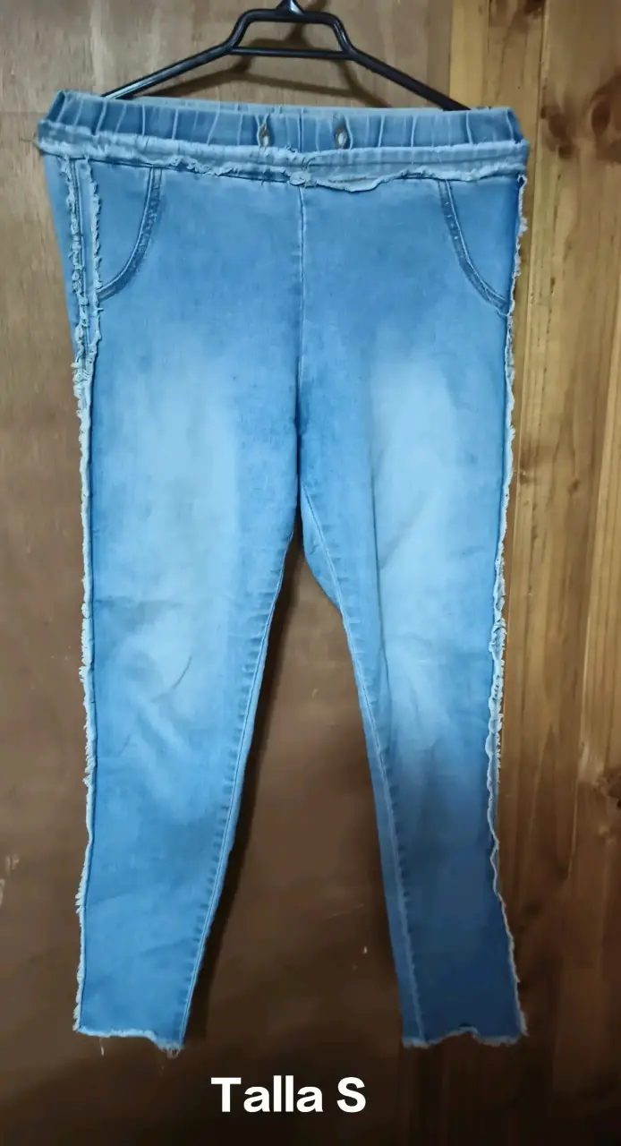 Jeans de mezclilla azul con bordes deshilachados