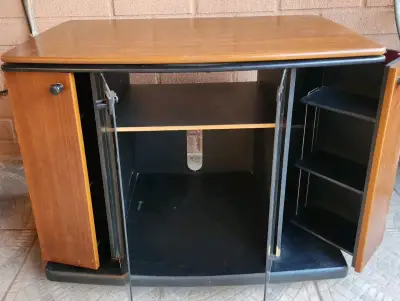 Mueble de madera para TV con puertas - miniatura 1