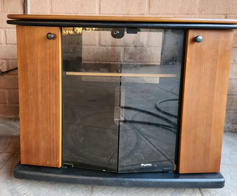 Mueble de madera para TV con puertas - 2