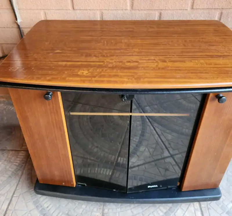 Mueble de madera para TV con puertas - 3