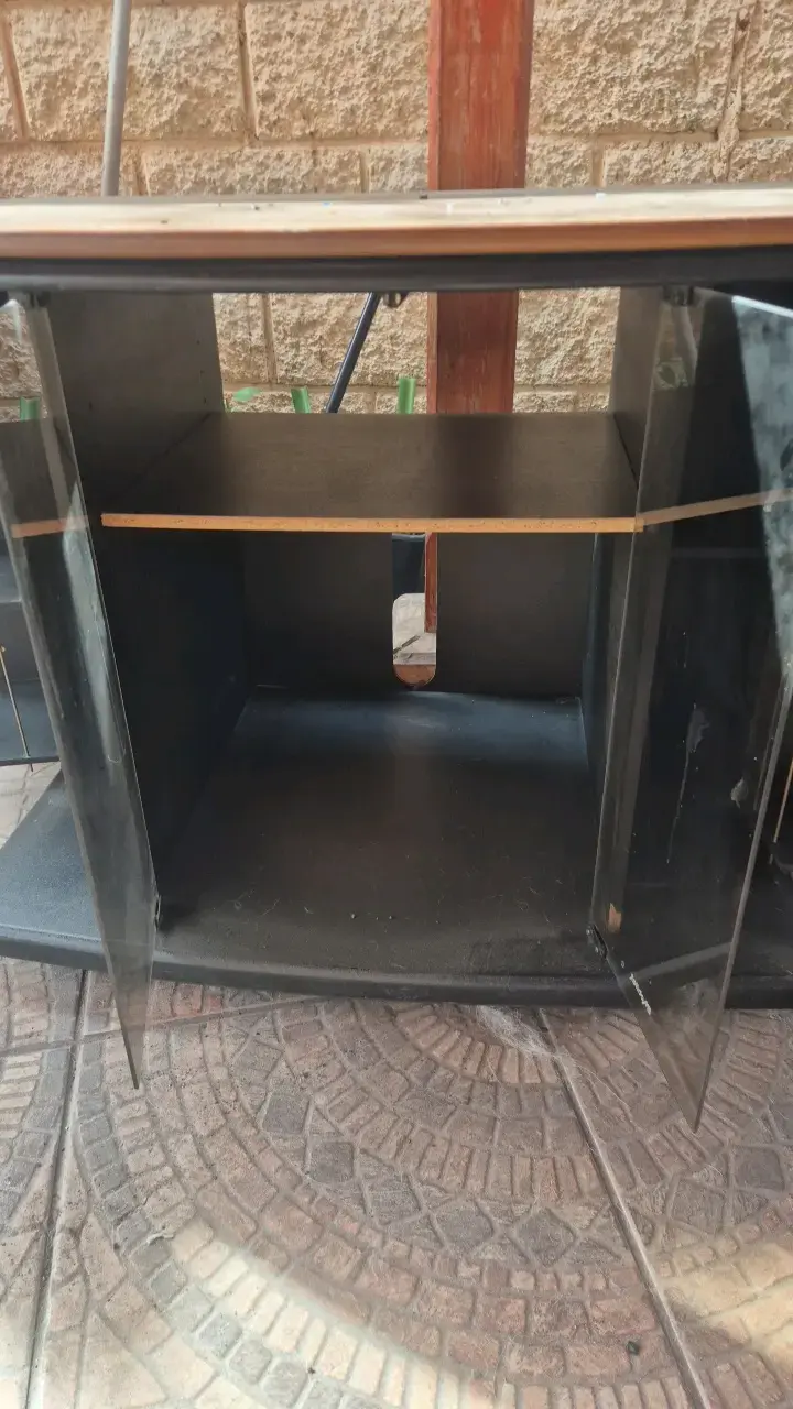 Mueble de madera para TV con puertas - 6