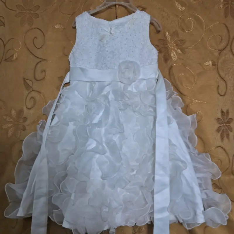 Vestido de fiesta blanco para niña con detalles florales - 1