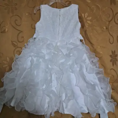 Vestido de fiesta blanco para niña con detalles florales - miniatura 3