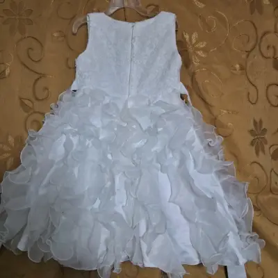 Vestido de fiesta blanco para niña con detalles florales - miniatura 4