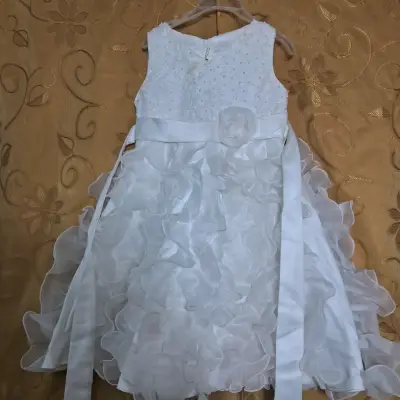 Vestido de fiesta blanco para niña con detalles florales - miniatura 5