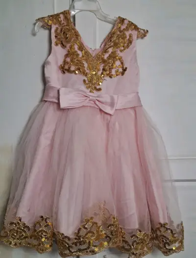 Vestido de fiesta infantil rosa con encaje dorado - miniatura 2