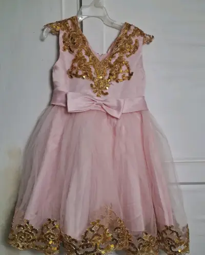 Vestido de fiesta infantil rosa con encaje dorado - miniatura 5