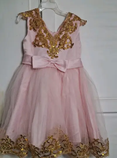 Vestido de fiesta infantil rosa con encaje dorado - miniatura 6