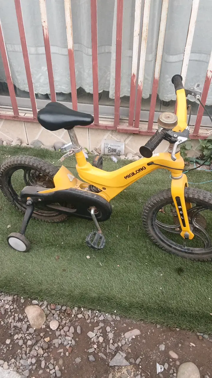 Bicicleta infantil amarilla con rueditas - 1