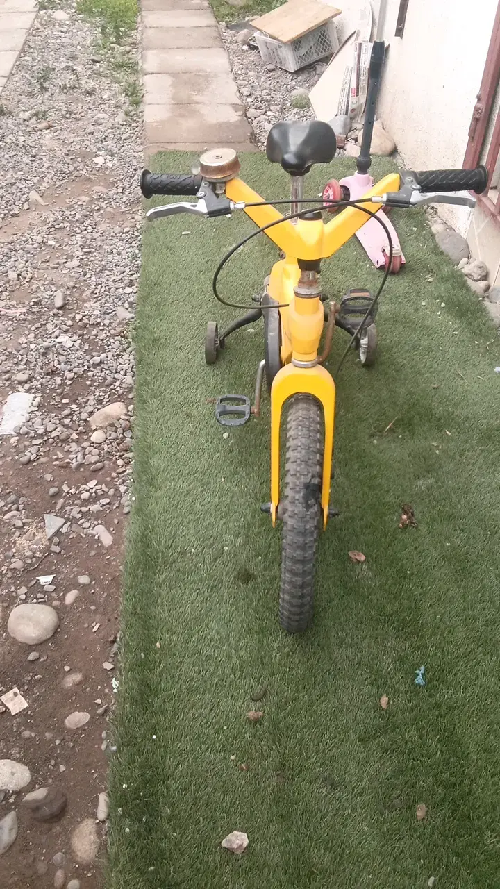 Bicicleta infantil amarilla con rueditas - 2