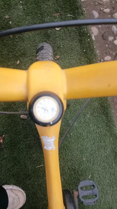 Bicicleta infantil amarilla con rueditas - miniatura 3