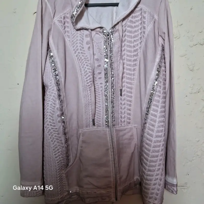 Chaqueta con capucha y lentejuelas rosada - 2