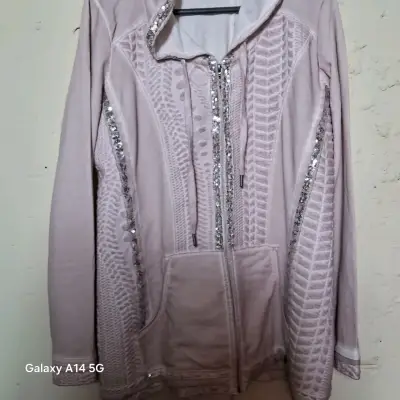 Chaqueta con capucha y lentejuelas rosada - miniatura 5