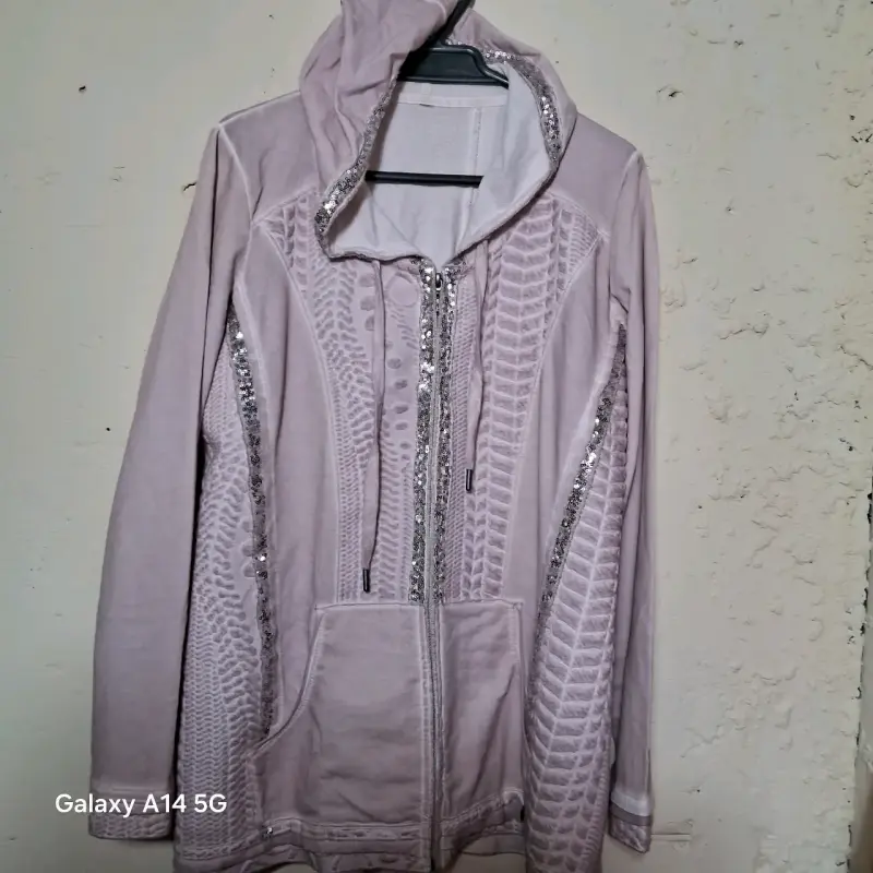 Chaqueta con capucha y lentejuelas rosada - 6