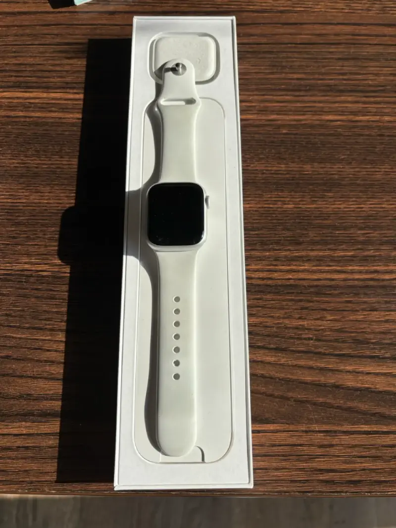 Smartwatch con correa blanca en caja original - 1