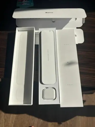 Smartwatch con correa blanca en caja original - miniatura 2