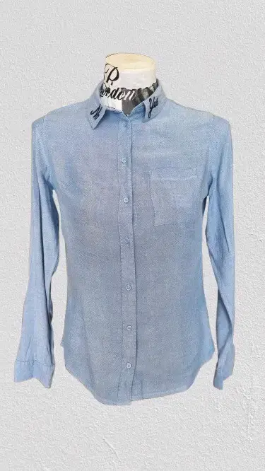 Camisa de mezclilla azul claro para mujer - miniatura 1