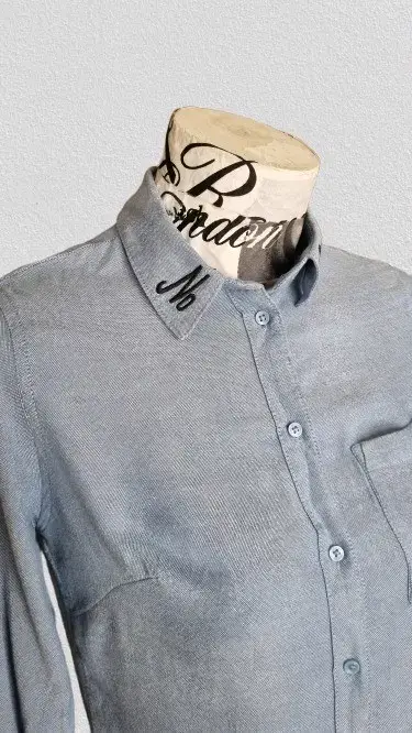 Camisa de mezclilla azul claro para mujer - miniatura 2