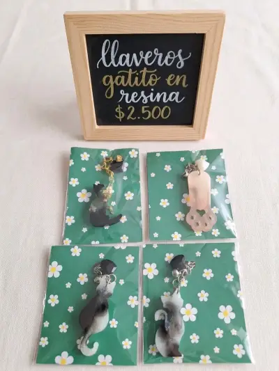 Llavero de gatito en resina artesanal - miniatura 1