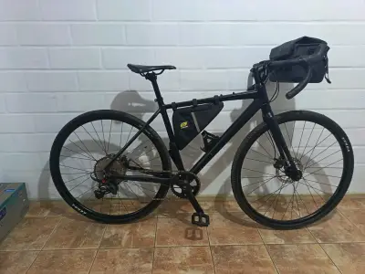 Bicicleta gravel negra con accesorios - miniatura 1