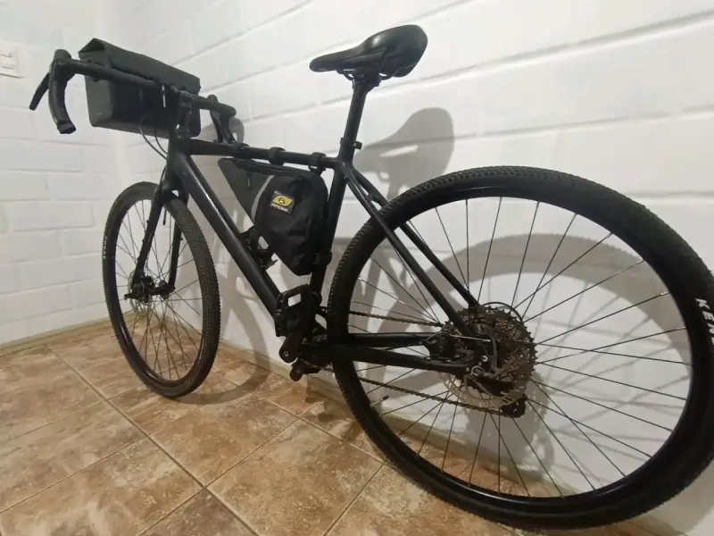 Bicicleta gravel negra con accesorios - 2