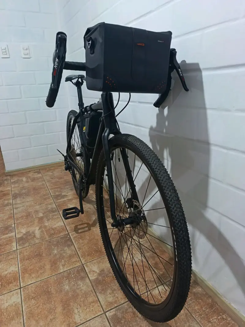 Bicicleta gravel negra con accesorios - 3