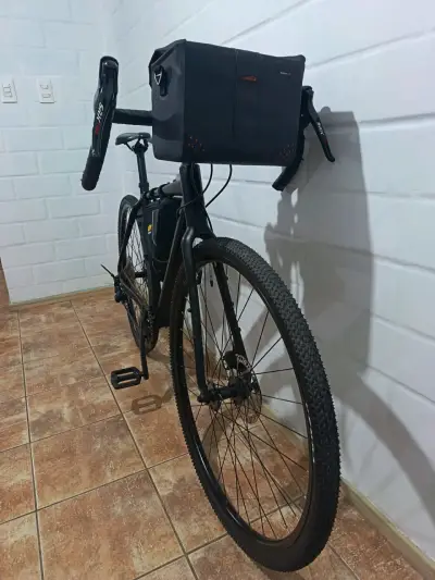 Bicicleta gravel negra con accesorios - miniatura 3