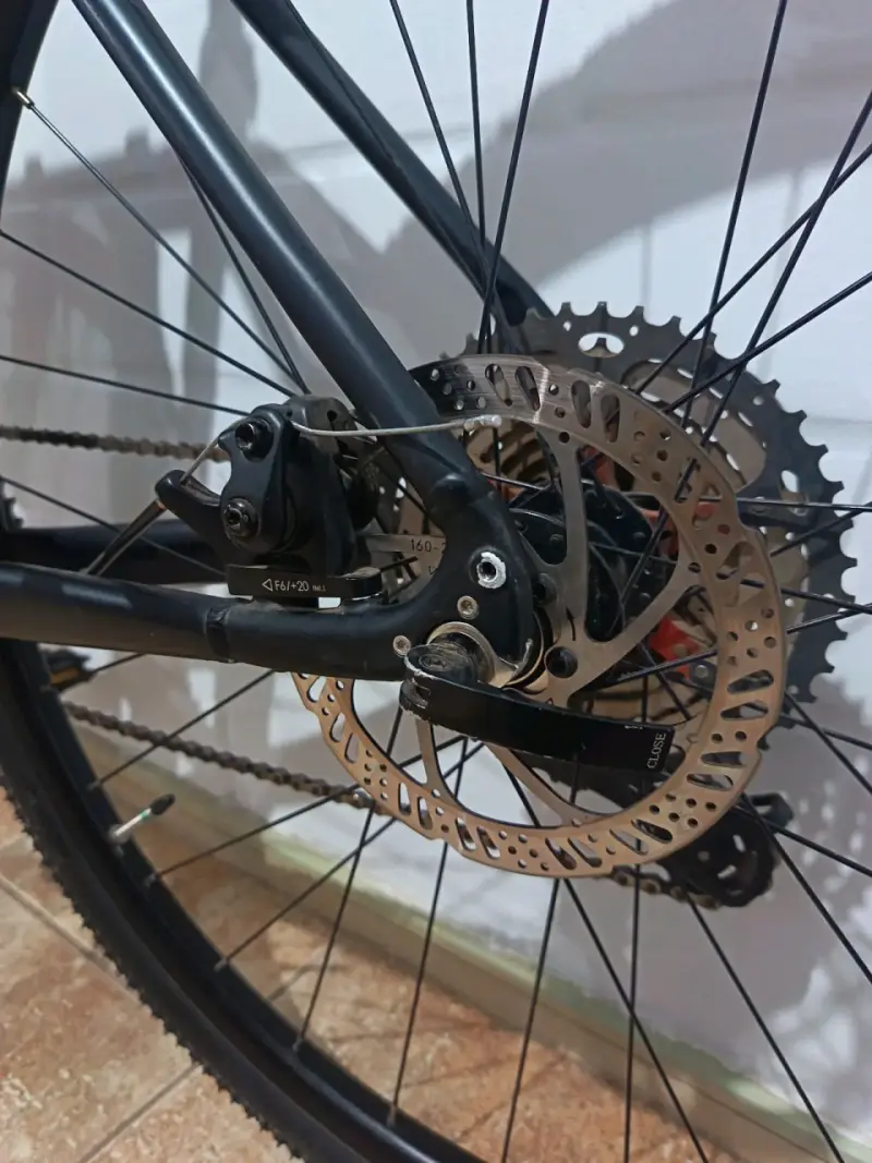 Bicicleta gravel negra con accesorios - 4