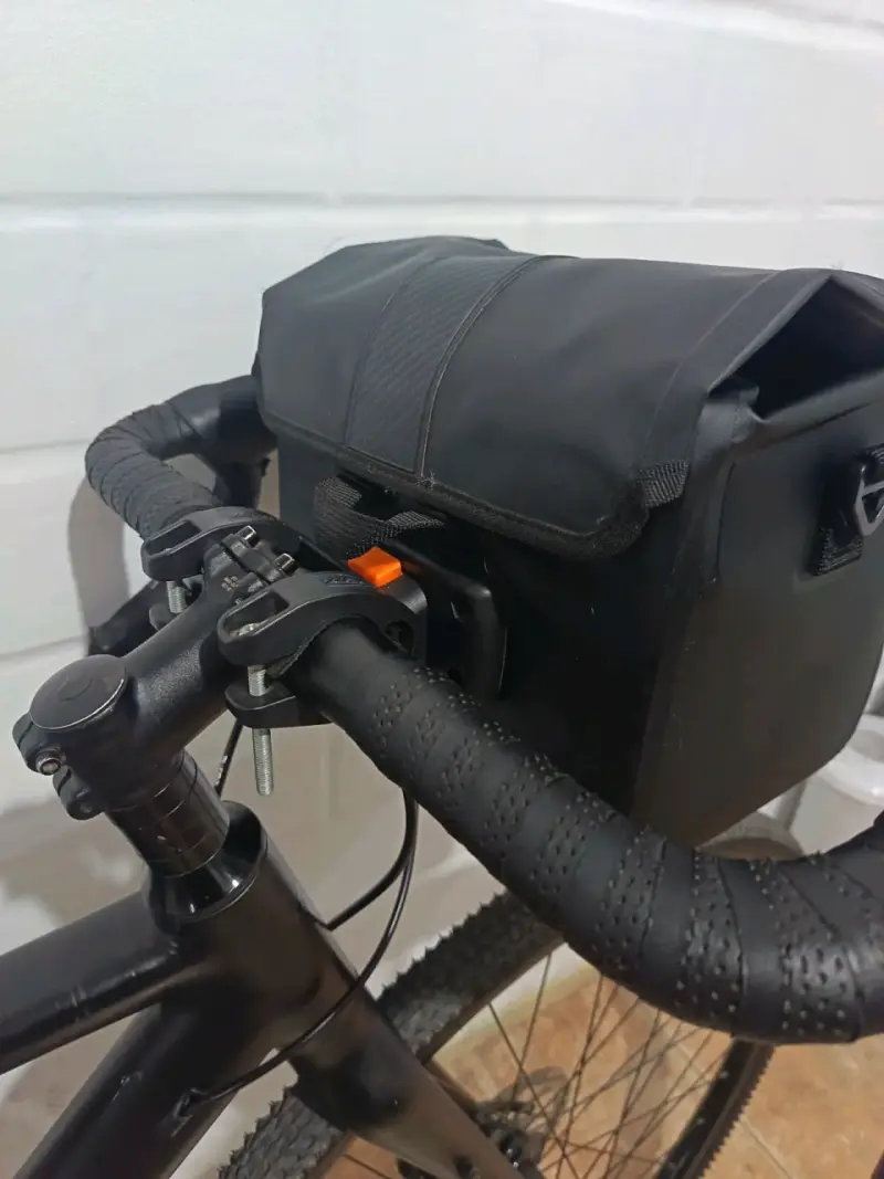 Bicicleta gravel negra con accesorios - 5