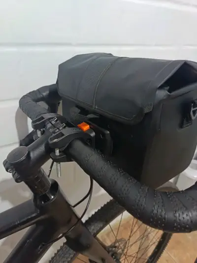 Bicicleta gravel negra con accesorios - miniatura 5