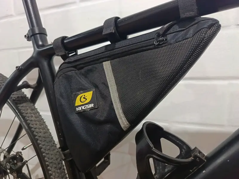 Bicicleta gravel negra con accesorios - 6