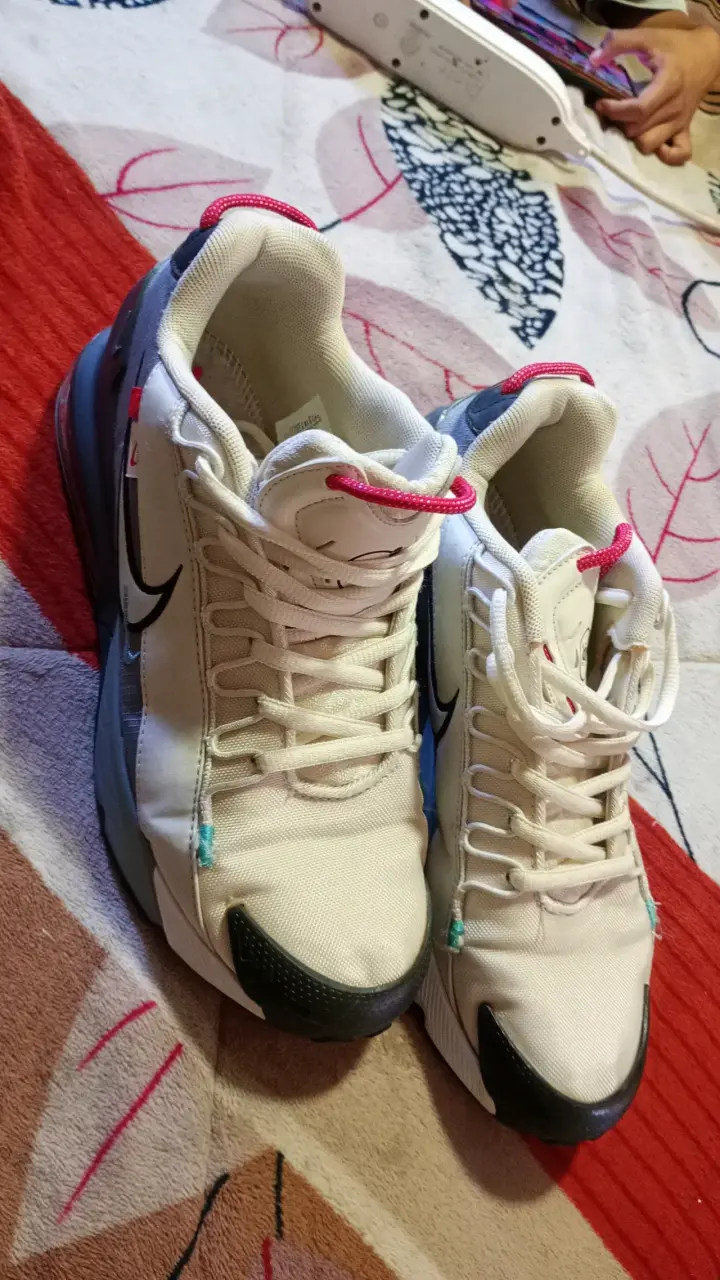 Zapatillas deportivas blancas con detalles rojos - 1