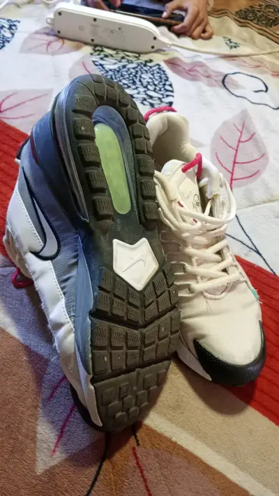 Zapatillas deportivas blancas con detalles rojos - miniatura 2