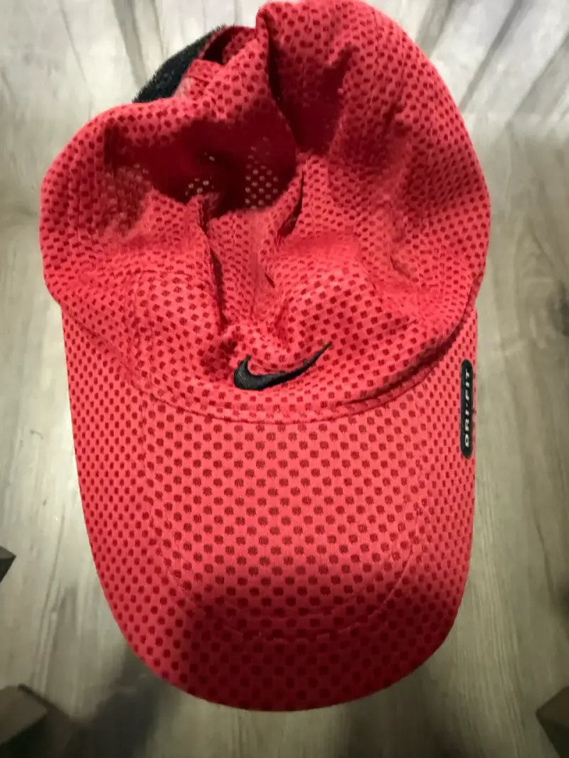 Gorra deportiva Nike roja Dri-FIT - 1
