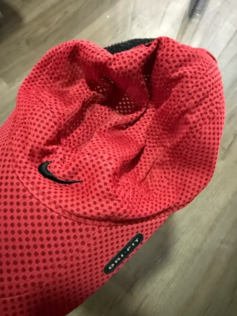 Gorra deportiva Nike roja Dri-FIT - 2