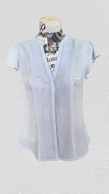 Blusa celeste de manga corta elegante - 1