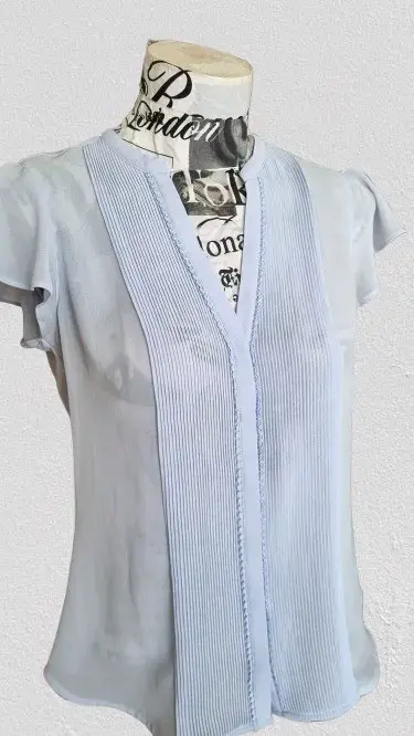 Blusa celeste de manga corta elegante - 2