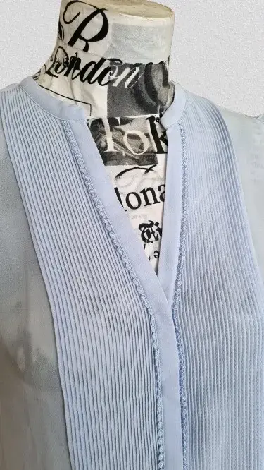Blusa celeste de manga corta elegante - 3