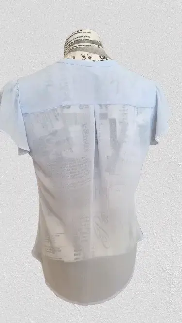 Blusa celeste de manga corta elegante - 4