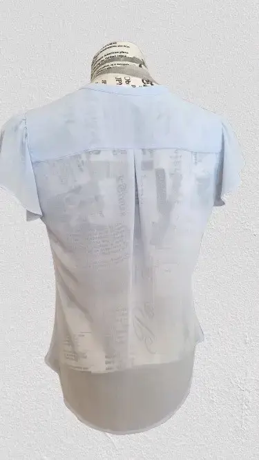 Blusa celeste de manga corta elegante - miniatura 4