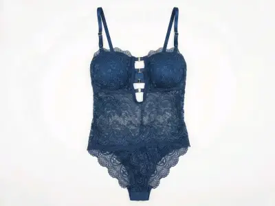 Body de encaje con detalles ajustables - miniatura 4