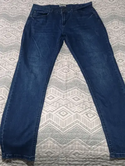 Jeans azul oscuro de mezclilla para hombre - miniatura 2