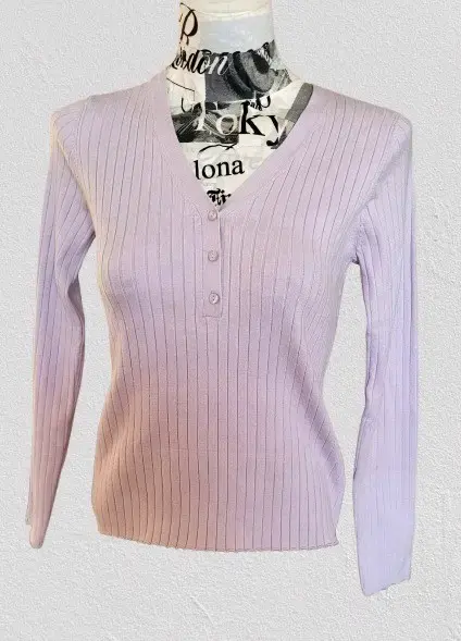 Sweter lila de punto con botones - 1