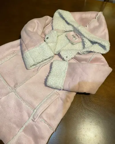 Abrigo infantil rosado con capucha - miniatura 1