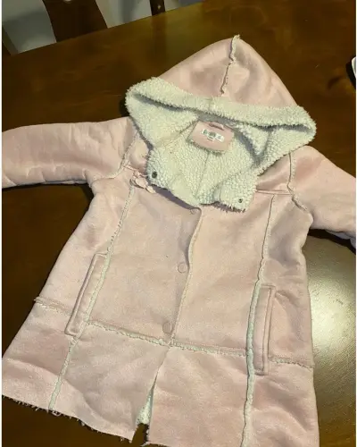 Abrigo infantil rosado con capucha - miniatura 2